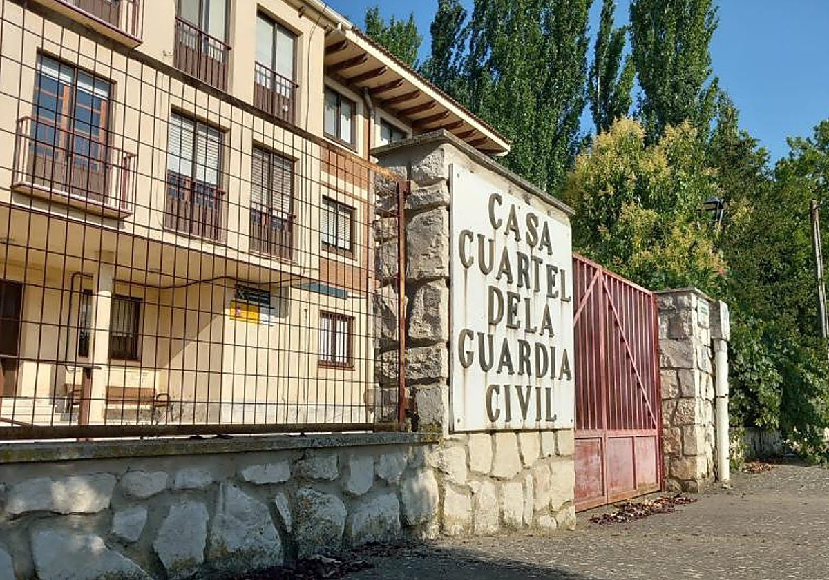 _IGC_'s tweet photo. Asaltan un cuartel de la Guardia Civil, apedrean una patrulla y hablan por la emisora mientras dormían los agentes https://t.co/FPoxugesOD https://t.co/2iB4N83JXV