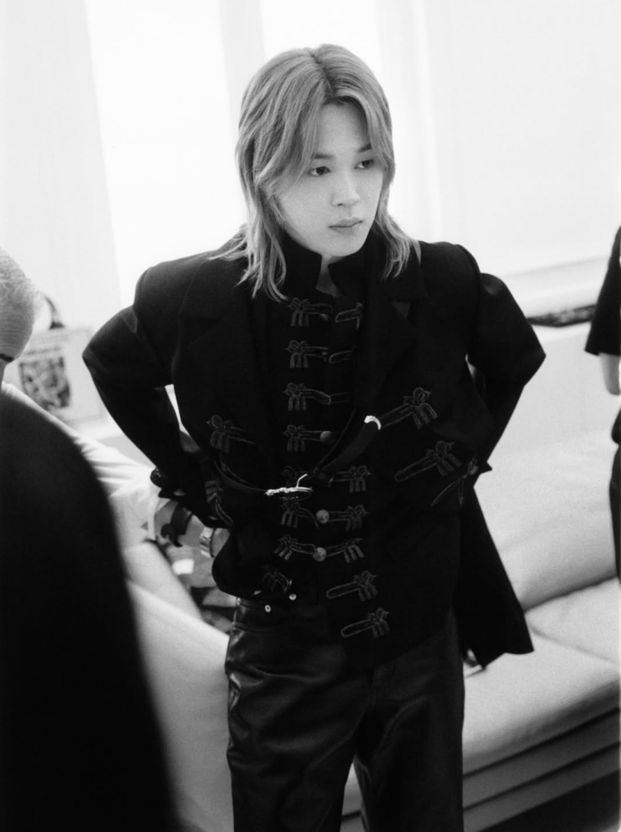 Jimin_allmylove's tweet photo. จะว่าไปเดือนนี้ก็เป็นเดือนของจีมินเหมือนกันนะ ตั้งแต่คอสตูมตัดพิเศษจาก Dior ที่ใส่ขึ้นคอนทั้งหล่อทั้งเซ็กซี่ไวรัลทั้ง 2 วัน ตามมากับคอนเทนท์เบื้องหลัง fitting ชุดที่ Dior โปรโมทให้เกียรติจีมินมากๆ ลงทุกสื่อ ทุกแพลตฟอร์ม ต่อมาก็ข่าวยอดประมูลเสื้อ FIFA ที่ราคาสูสีกับเสื้อ messi มาตลอด จนปิดประมูลที่ 3.7 ล้านบาท ราคาเท่าลูกบอลนัดชิง สุดยอดมาก นี่นะคะที่เรียกว่า JIMIN IMPACT 😌