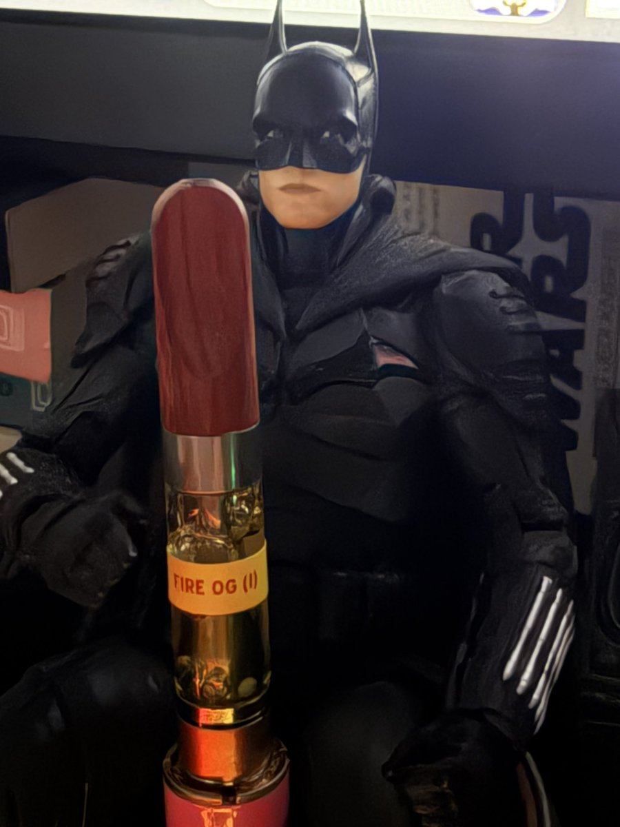 elarismours's tweet photo. He guards my weed pen. as our first vaping Batman it only felt right. I trust him https://t.co/0qwCi3rx8v