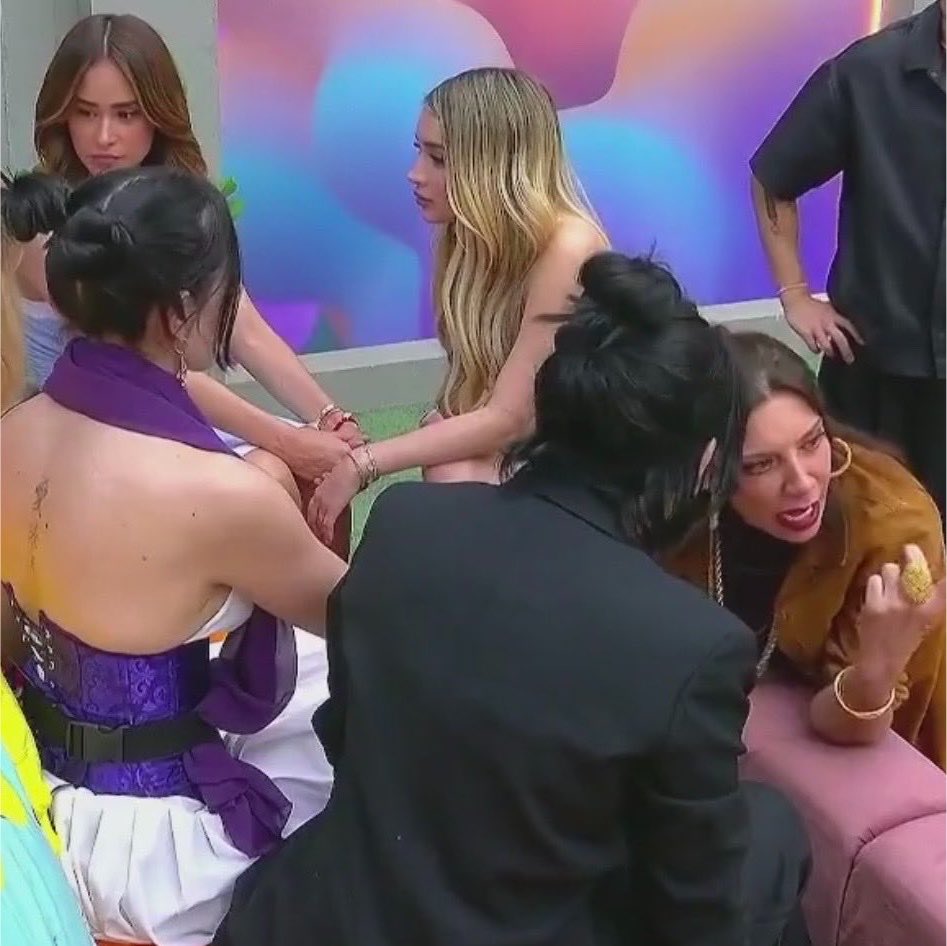 chupadotas's tweet photo. @yepodaaa plis salven a las yirls para que sigan siendo una bola de hipócritas y se nominen entre ellas 🥺 https://t.co/cTI7HO0UtK