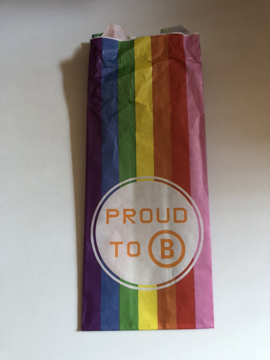 MonicaKeyzer's tweet photo. 🥐
Heerlijk croissantje van Bbrood in een vrolijk zakje
🌈PROUD to B.
Helaas Gay Pride Amsterdam heet al lang Pride Amsterdam.
#UitDeFolder Bbrood.
#Pride #PrideAmsterdam #Bbrood #WorldPride #WorldPrideAmsterdam #inclusief #croissant https://t.co/7bPw7PAFdo