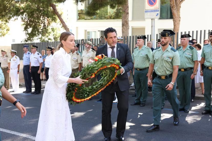_IGC_'s tweet photo. Calvià recuerda a los dos guardias civiles asesinados por ETA en el 17º aniversario del atentado via @europapress https://t.co/CKAadfL9Tw https://t.co/T68u6X61rH