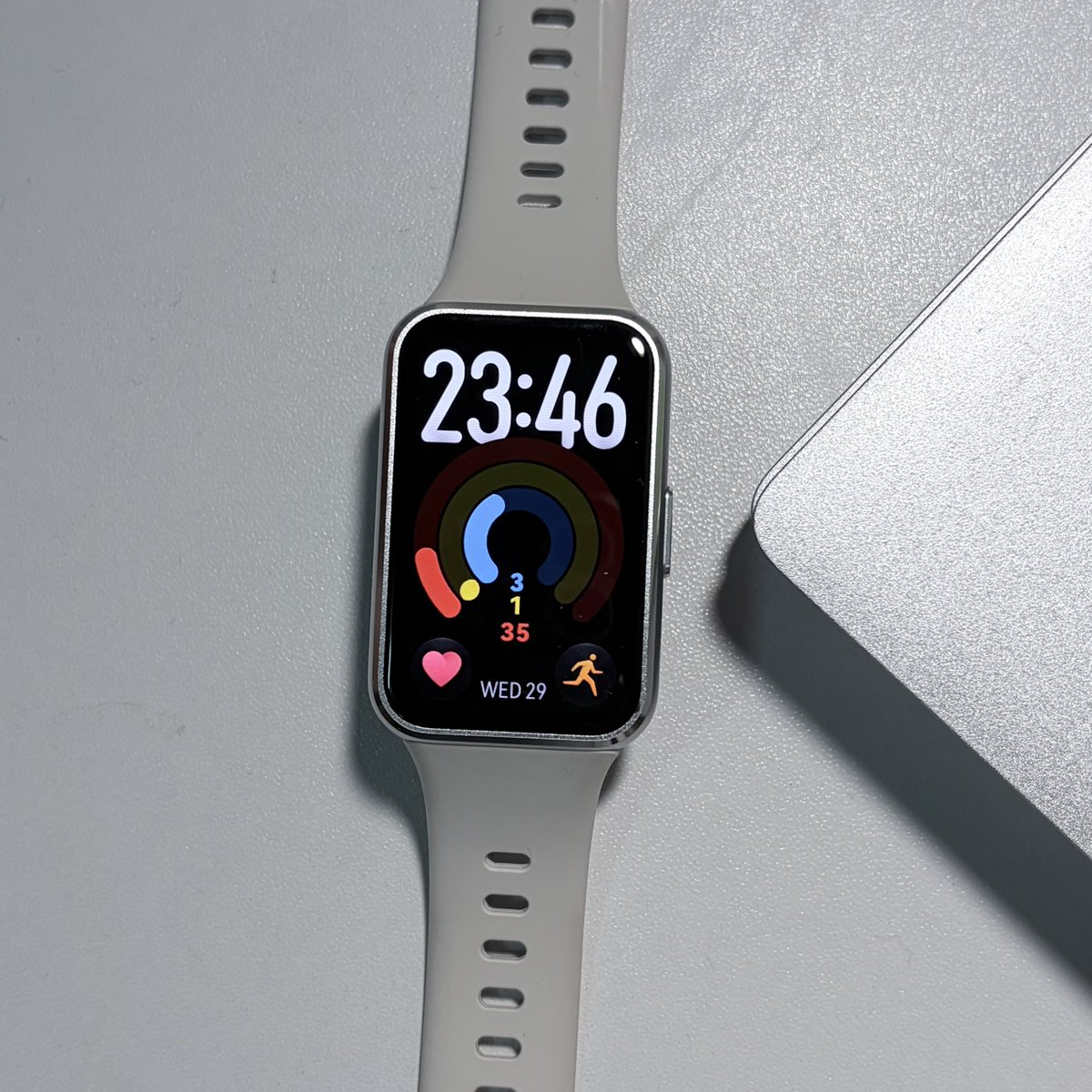 astrontothemoon's tweet photo. ส่งต่อนาฬิกา huawei band 11 สีขาวค่ะ ซื้อมา 1000 กว่า ขาย 600  รวมส่งค่ะ สภาพใหม่มาก อุปกรณ์ครบนะคะ ขอดูพตได้ค่ะ ขายเพราะซื้อ fit 5 แล้วค่ะ 🥺 #ส่งต่อนาฬิกา #ส่งต่อhuawei #huaweiwatch #ส่งต่อของใช้ #ส่องต่อนาฬิกามือสอง https://t.co/aAEEM8N731