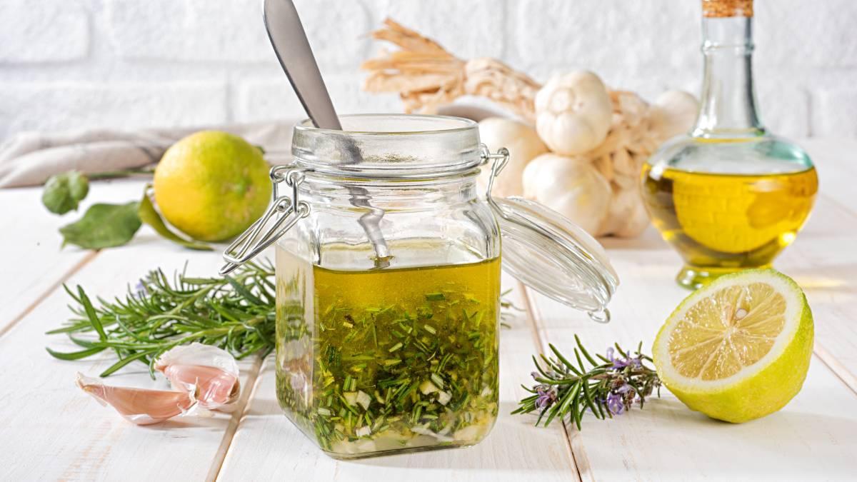 UnoNoticias's tweet photo. #PorSiTeLoPerdiste Aceite de oliva, romero y naranja: una mezcla sencilla para perfumar espacios de forma natural. #HogarNatural https://t.co/9cekf6kBJi https://t.co/8vxB8Sla1b