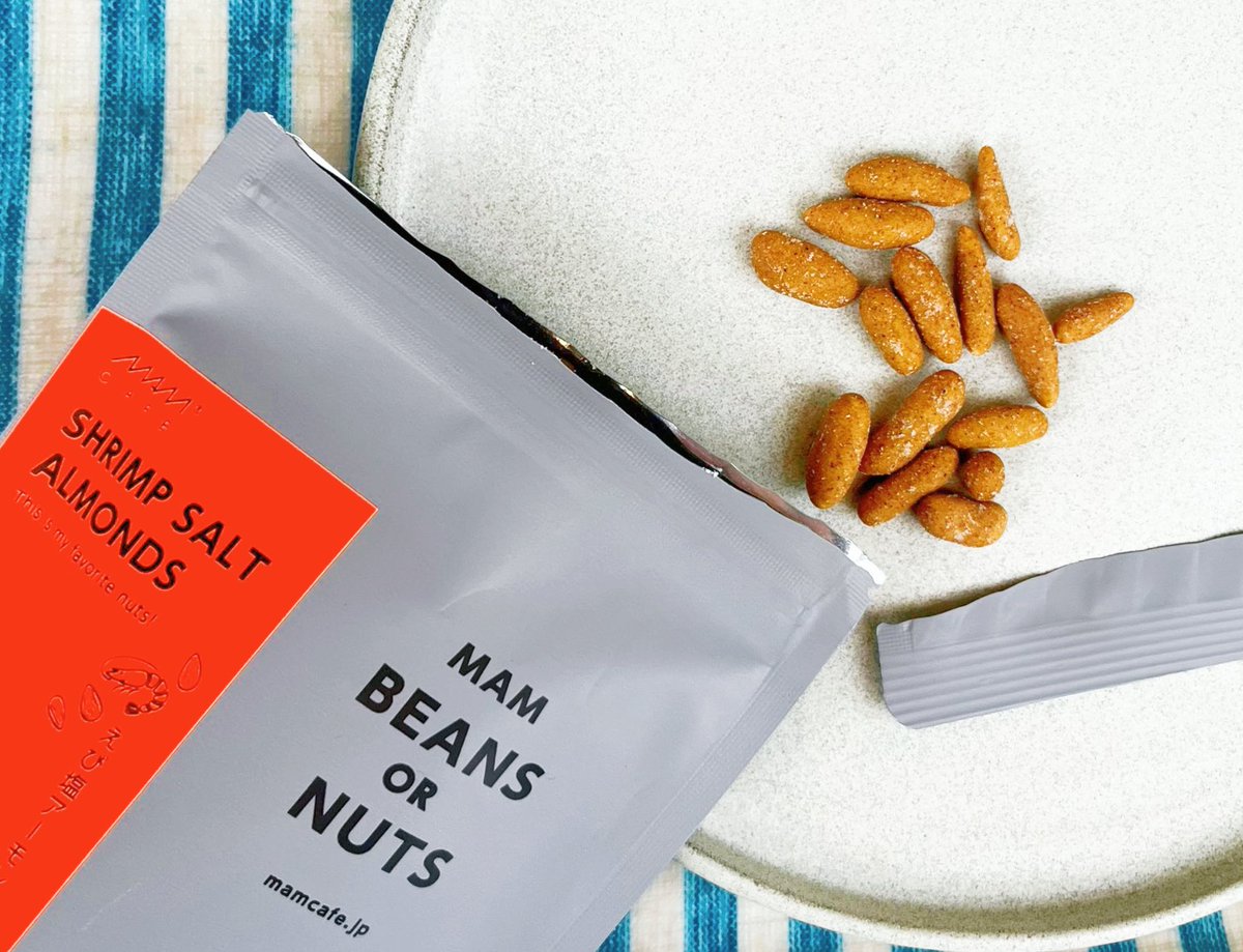 zakka_switch's tweet photo. 職人さんが昔ながらの伝統を受け継いで丁寧に作り上げる豆菓子「MAM BEANS or NUTS」🫘🫛

レモンやコーヒー、ガリックバターなど、現代風アレンジのちょっと変わった味のラインナップで、おしゃれなパッケージは贈り物にも人気です🎁

コーヒーミルクは今季は在庫限りでおしまい！
お急ぎください🏃‍♂️💨 https://t.co/8EtLD4AakR