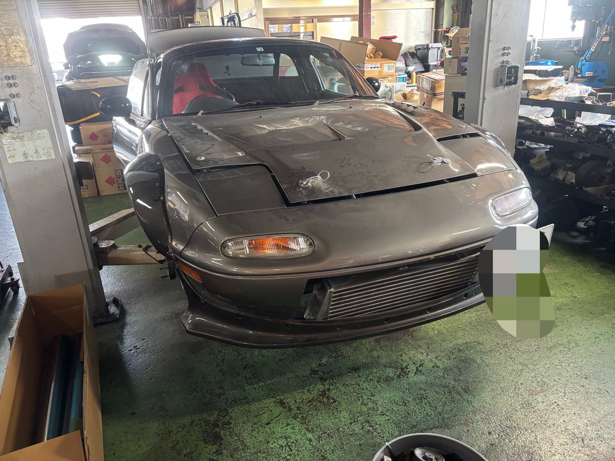 okusho_924's tweet photo. ロータリーロードスター！
あとはリヤピース制作のみ！
ロータリー化はとても低重心になっていい感じ！電動パワステもバッチリ作動OK！
バンパーも加工！
インタークーラーが迫力あってかっこいい！ https://t.co/IopAV50Q7A