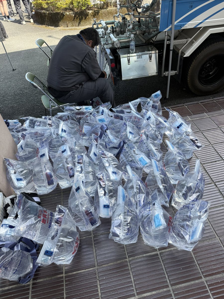hezuruy's tweet photo. 【ご報告】
鏡町のコミュニティーセンター。
SNSで皆さんが呼び掛けて下さったおかげで多数の方々が水などの物資を届けられておられました。
給水車もこの通り動いています。
他にお困りの場所などありますか？
皆んなで手を取り支え合いましょう。 https://t.co/PAqiqaA7Ib