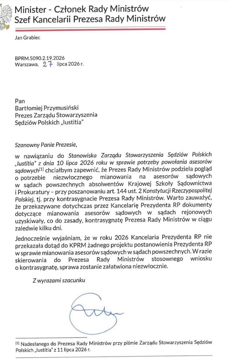 JudgesSsp's tweet photo. 🖋️- Prezes Rady Ministrów podziela pogląd o potrzebie niezwłocznego mianowania na asesorów w sądach powszechnych absolwentów Krajowej Szkoły Sądownictwa i Prokuratury- czytamy w piśmie Szefa Kancelarii Prezesa Rady Ministrów |27 LIPCA 2026|.
‼️Przypominamy, że Zarząd #IUSTITII apelował do Prezydenta o mianowanie asesorów, a do Prezesa Rady Ministrów o dokonanie kontrasygnaty.
⬇️
https://t.co/YQM1VmVRk5
Dobra wiadomość jest taka, że uroczystość mianowania odbyła się wczoraj |29 LIPCA 2026|. Teraz czas na krok Premiera. Sądy potrzebują rąk do pracy, a absolwenci Krajowej Szkoły Sądownictwa i Prokuratury - pewności co do sytuacji zawodowej.