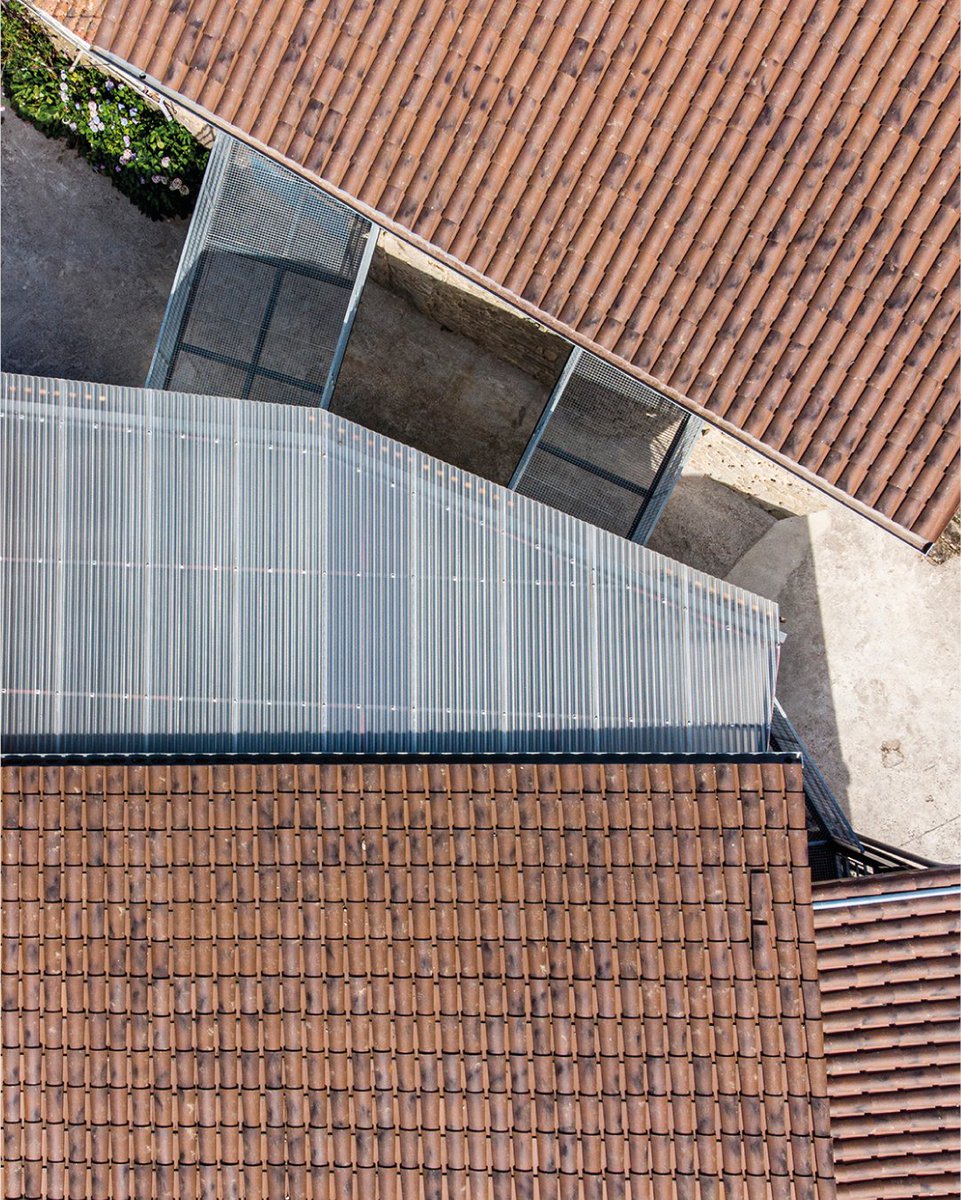 Hispalyt's tweet photo. La rehabilitación de estas 5 viviendas en Parada de Sil (Orense) firmada por PLP Atelier fue inscrita en la categoría de Rehabilitación en el Premio de Arquitectura de Teja de Hispalyt 2023-2025, y resultó seleccionada para la web. La rehabilitación Fondodevila nace como una iniciativa del Concello de Parada de Sil, resuelta a través de concurso de proyectos, con el objetivo de fijar población en el municipio, reactivar la economía local y luchar contra el éxodo rural.

Los muros de piedra existentes se convierten en el esqueleto vertebrador del proyecto, configurando los nuevos espacios a su alrededor. Se decide respetar los huecos de fachada con sus dimensiones originales, y contrarrestar la escasa luz natural previa con la apertura de lucernarios en la nueva cubierta.

🏠 @VereaTejas
📸Héctor Santos-Díez

El Acto de Entrega de los Premios de Arquitectura de Hispalyt, celebrado el pasado 4 de junio en La Casa de la Arquitectura, ya está disponible en vídeo. No te pierdas la ceremonia completa en nuestro canal de YouTube: https://t.co/Wp6pTAYs2I

Inspírate con los proyectos ganadores de esta edición de los Premios de Arquitectura de Hispalyt. Consulta todas las obras premiadas en la web: https://t.co/loinK06sMx 👏

#juevesdearquitectura #PremiosArquitecturaHispalyt2025