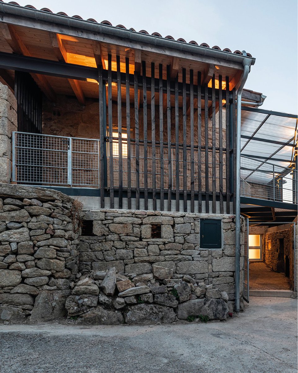 Hispalyt's tweet photo. La rehabilitación de estas 5 viviendas en Parada de Sil (Orense) firmada por PLP Atelier fue inscrita en la categoría de Rehabilitación en el Premio de Arquitectura de Teja de Hispalyt 2023-2025, y resultó seleccionada para la web. La rehabilitación Fondodevila nace como una iniciativa del Concello de Parada de Sil, resuelta a través de concurso de proyectos, con el objetivo de fijar población en el municipio, reactivar la economía local y luchar contra el éxodo rural.

Los muros de piedra existentes se convierten en el esqueleto vertebrador del proyecto, configurando los nuevos espacios a su alrededor. Se decide respetar los huecos de fachada con sus dimensiones originales, y contrarrestar la escasa luz natural previa con la apertura de lucernarios en la nueva cubierta.

🏠 @VereaTejas
📸Héctor Santos-Díez

El Acto de Entrega de los Premios de Arquitectura de Hispalyt, celebrado el pasado 4 de junio en La Casa de la Arquitectura, ya está disponible en vídeo. No te pierdas la ceremonia completa en nuestro canal de YouTube: https://t.co/Wp6pTAYs2I

Inspírate con los proyectos ganadores de esta edición de los Premios de Arquitectura de Hispalyt. Consulta todas las obras premiadas en la web: https://t.co/loinK06sMx 👏

#juevesdearquitectura #PremiosArquitecturaHispalyt2025