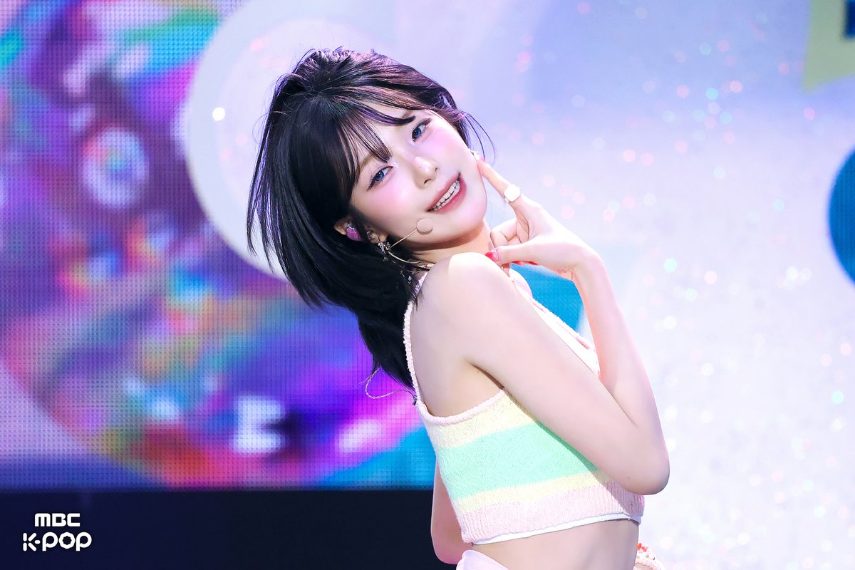 MBC_entertain's tweet photo. 요즘 대세는 비타민 A·B·C 말고
⁺⊹˚.⋆ 프롬이들의 Viamin ME라네요 ⋆.˚⊹⁺

📷 ☞ https://t.co/2VAT22Ors1

260725 #쇼음악중심 #음중 #fromis_9 #프로미스나인
@realfromis_9 https://t.co/tGVKAAEzCU