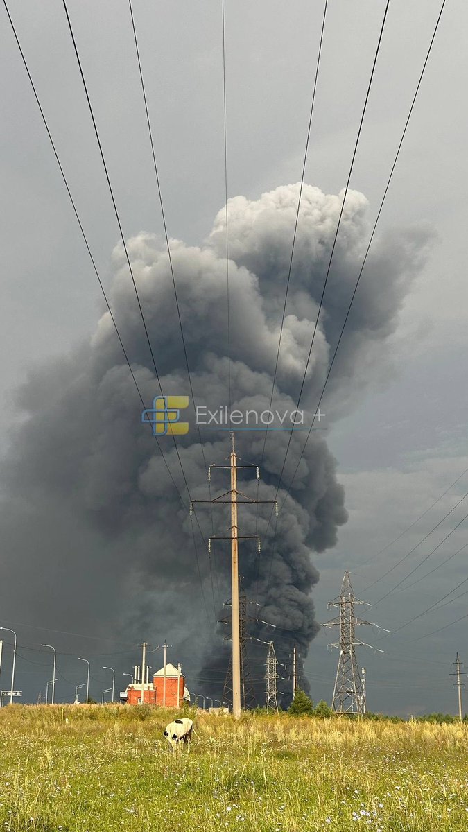 NOELreports's tweet photo. Ukrainian forces struck another Wildberries facility this morning in Sarapul, Udmurtia. The site lies around 1,400 km from Ukraine. #Ukraine https://t.co/jPOantUoXR