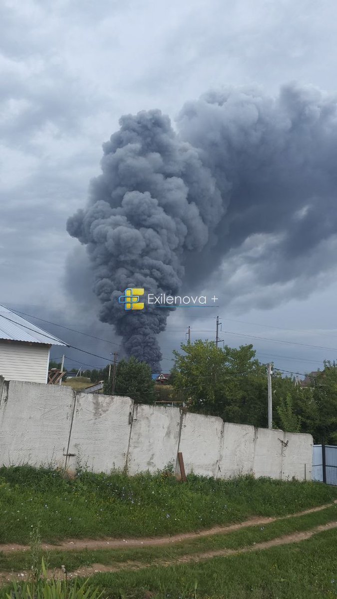 NOELreports's tweet photo. Ukrainian forces struck another Wildberries facility this morning in Sarapul, Udmurtia. The site lies around 1,400 km from Ukraine. #Ukraine https://t.co/jPOantUoXR