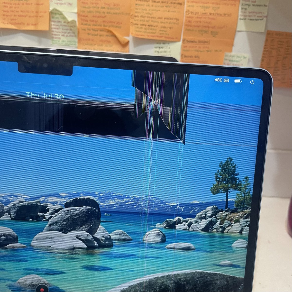 xtrraluck's tweet photo. infoo service layar macbook di sby donggg yang tau dan bagusss😭😭😭 ini tiba2 lampu belajar jatuh kena layar jadi gini🥺 pls help https://t.co/ckXXqFGeyH