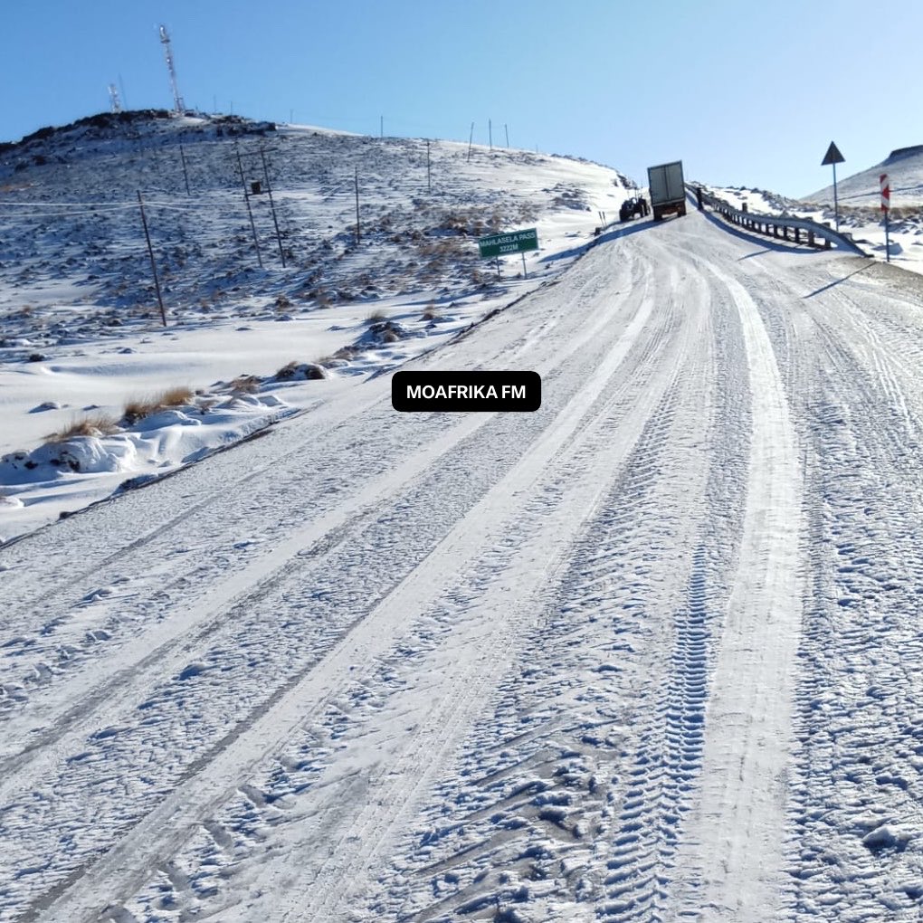 moafrikafm's tweet photo. Mahlasela, Butha-Buthe, draped in a blanket of snow as #Lesotho enters the final phase of the winter season. The crisp mountain air and snow-covered peaks showcase the breathtaking beauty of Africa's Kingdom in the Sky. ❄️🏔️🇱🇸 #moafrikafm #phutsalatso https://t.co/Bm6MIP20ra