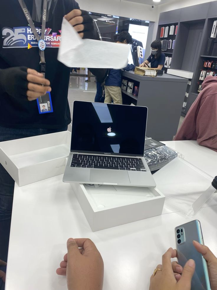 Kamarsunyiwnt's tweet photo. Dann yaaa, anakku ngilangin laptop temenya dan harus ganti 15 juta sebelum awal agustus .

cc : cynthiadeveyy https://t.co/NLZLpzyG61