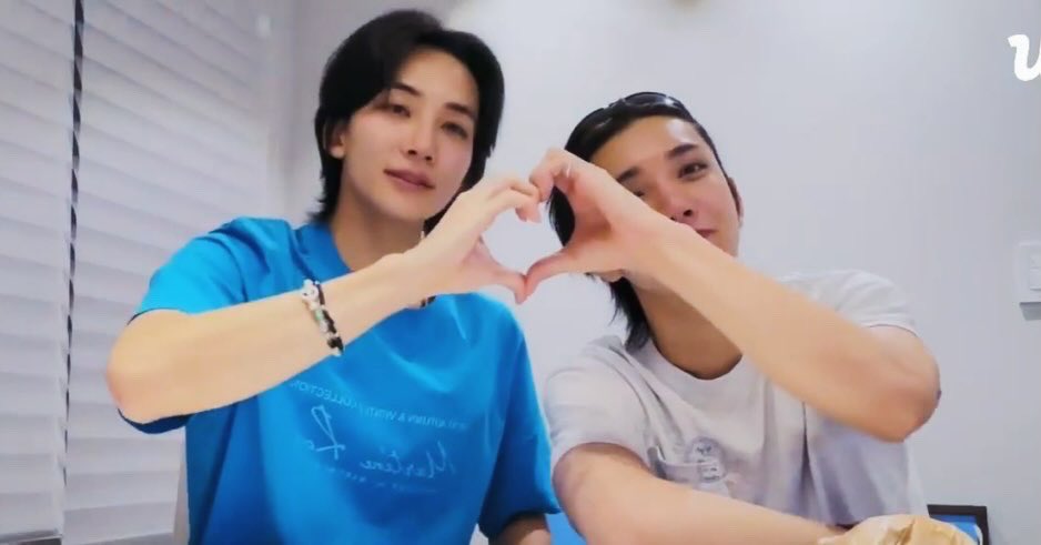 Marian_Perez9CA's tweet photo. 🩷💙✨
#Jeonghan #Joshua #Seventeen #WeverseLive @pledis_17 https://t.co/iMd4zZMekE
