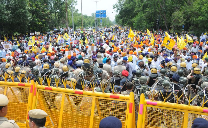 itsseeratvirk's tweet photo. Tensions rose at Chandigarh-Mohali border as Akali Dal Waris Punjab De supporters marched demanding release of Amritpal Singh. Barricades were breached, water cannons deployed amid the standoff. The march remained tense but largely peaceful according to organizers.
#punjab #march https://t.co/66FFShO5Jo