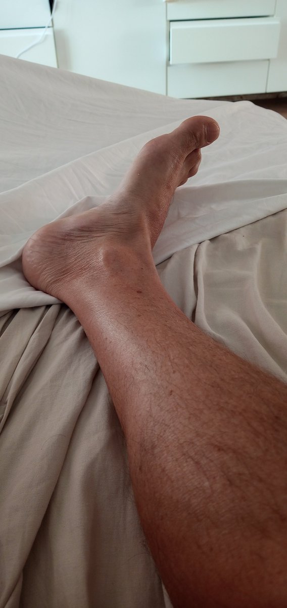 ThibaultRasch64's tweet photo. Je te regarde parler comme une bête fatiguée de penser🐷, et tu sembles déjà chercher dans l’odeur🦶, les ordres et la soumission 🧎une manière de faire taire ton 🧠. Il est temps de cracher la paie est tombée . #findom #cashmaster #moneyslave #rtgame #humancow #cashcow #wallet https://t.co/bniBRSMyAu