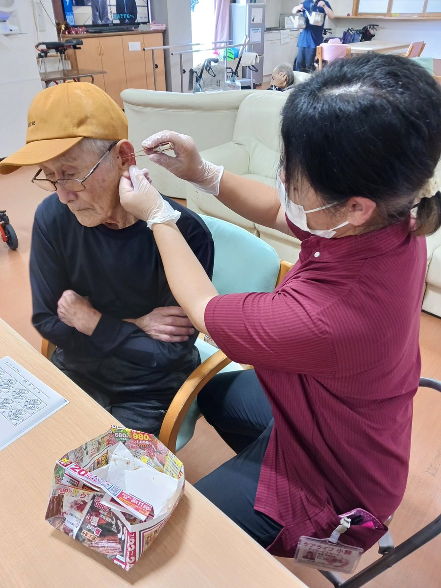 osaba1765's tweet photo. ケアライフ小鯖の日常をお届け🌸本日は看護師による丁寧な耳掃除の様子です。手際よく安全にケアを行い、終わった後は「すっきりしたよ」と利用者様も心地よさそうな表情に✨こうした細やかな日常ケアで、安心・快適な毎日をサポートしています😊
#看護師 #介護 #健康管理 #日常 #福祉 https://t.co/aSSfPVRH6R