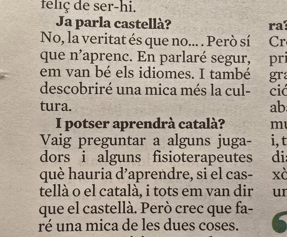 Gerard_Gort's tweet photo. Adeyemi va arribar al Barça amb un missatge esperançador afirmant que té clar que el poble català és diferent de l'espanyol. Però com revela en aquesta entrevista d'avui a La Vanguardia jugadors i fisios el volen fer descarrilar. Que no els faci cas i estudiï i aprengui el català.