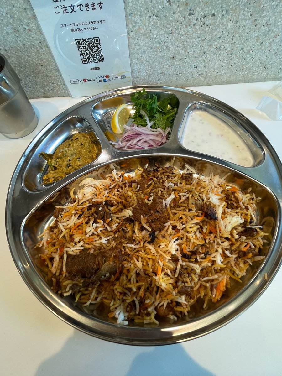 wander_v's tweet photo. BIRYANI MASTER(東京都千代田区)「マトンビリヤニ」¥1.600
2F。階段沿って並び(番号振られ)。『ビリヤニ大澤』セカンドブランド。前述店新規開店時間経過共にハードル↓思いや益々↑で此店ならばと。ただし人気程は遜色無様子で、閉店時間待たずに完売(残数把握拙くバタ×2紆余曲折あれど)。 https://t.co/4Z3zbpyBzV