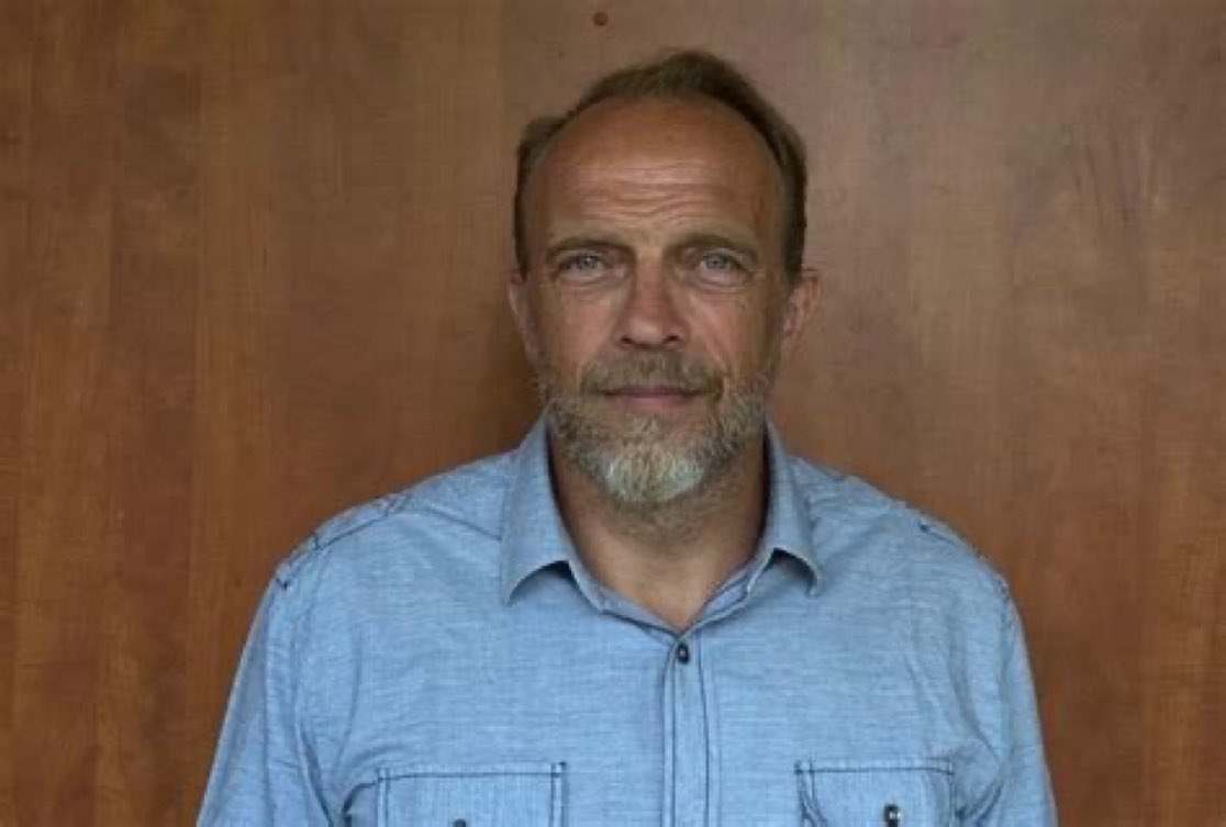 Untel667's tweet photo. Jean-Marc Cantais.  

Officier de police avec plus de 30 ans de carrière, ancien CRS et commissariat. À partir de 2013 à Pau, il voit des violences illégitimes : un homme alcoolisé frappé dans un véhicule de service en route vers l’hôpital, un adolescent menotté assis dans un buisson qui se prend des coups au visage et des coups de pied dans le bassin par un supérieur. Des interpellés vulnérables tabassés alors qu’ils sont déjà neutralisés.  

Il dénonce par écrit. Résultat ? Sa carrière s’arrête net. Harcèlement hiérarchique, avancement bloqué, protection fonctionnelle refusée, mise à l’écart, arrêt maladie longue durée. L’IGPN, comme d’habitude, retourne l’affaire contre lui. Il est poursuivi, mais relaxé deux fois par la justice, dont en appel en 2020. 
Reconnu lanceur d’alerte par la Maison des Lanceurs d’Alerte et le Défenseur des droits.  

Le 8 janvier 2026, il témoigne devant l’Assemblée nationale lors d’un débat sur les violences policières et la déontologie. Il dit clairement : “Ce n’est ni une affaire individuelle, ni une dérive isolée. C’est un mécanisme systémique.” L’omerta règne. Ceux qui parlent sont brisés, ceux qui tapent sont couverts.  

Sources qui confirment : 
Maison des Lanceurs d’Alerte (page dédiée) https://t.co/HJq7Ro9TYZ Reconnaissance comme lanceur d’alerte, parcours (CRS puis commissariat de Pau), dénonciation de violences illégitimes, représailles, relaxes judiciaires et reconnaissance par le Défenseur des droits.
2.  Compte rendu officiel de l’Assemblée nationale (première séance du 8 janvier 2026) https://t.co/C8WiAWrnEu (ou recherche du compte rendu de la séance) – Transcription de son témoignage devant les députés sur les violences illégitimes, l’omerta et le caractère systémique.
3.  Agence Anadolu (AA) – 12 janvier 2026 https://t.co/RBeBaHOhIc Résumé détaillé de son intervention à l’Assemblée, des faits dénoncés à Pau (homme alcoolisé frappé dans le véhicule, adolescent menotté tabassé) et des représailles.
4.  France Bleu https://t.co/Hk4Grc0Z62 Récit des violences à Pau, du retournement de l’IGPN contre lui et de la mise à l’écart.
5.  France 3 Nouvelle-Aquitaine https://t.co/n16Yo7QeW3 Témoignage dans le cadre du livre La loi de l’omerta, détails sur les faits et les procédures.
6.  La Dépêche https://t.co/jyqQjLKYx6 Suite de sa carrière, mutation, harcèlement et reconnaissance comme lanceur d’alerte.
7.  Vidéo de son intervention à l’Assemblée (8 janvier 2026) Disponible via des relais comme : https://t.co/fgk4b9y8ko