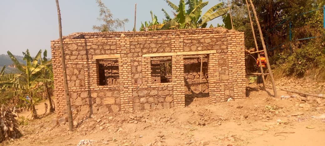 MagazineJimbere's tweet photo. 🏠 Les habitants de la colline #Buringa, en commune de #Busoni (@PButanyerera), demandent un appui pour l’achat de tôles destinées à couvrir leur bureau collinaire
🎙️Selon le chef de colline, Erneste Niyoncuti, le bâtiment a été construit grâce aux contributions des habitants, mais les moyens manquent pour achever la toiture
🌧️ Les habitants sollicitent le soutien de l’administration communale, craignant que le bâtiment ne se détériore ou ne s’effondre pendant la saison des pluies s’il n’est pas rapidement couvert
#Burundi #Jimbere