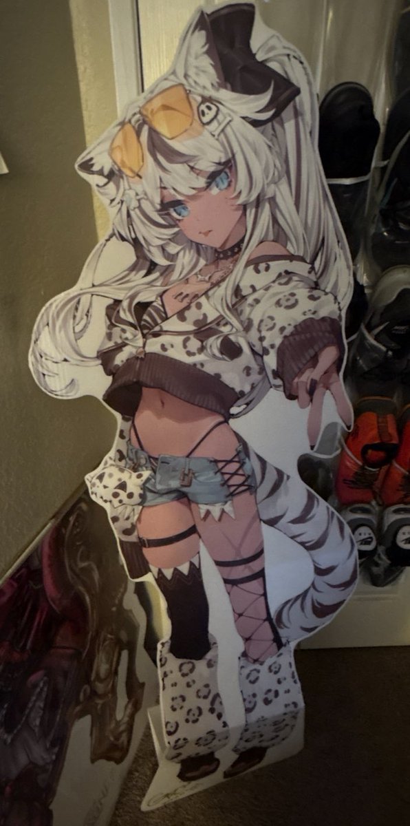 Darkflame2126's tweet photo. @KyuruRinSama Ending off offkai, I got to meet up with a bunch of Debudachis and Gao!!! They were all super chill and nowhere near as intimidating as I once thought. Also through some shenanigans I nabbed a cutout!!! With her now safely in my humble abode #gaoART https://t.co/VnieVb8yYD