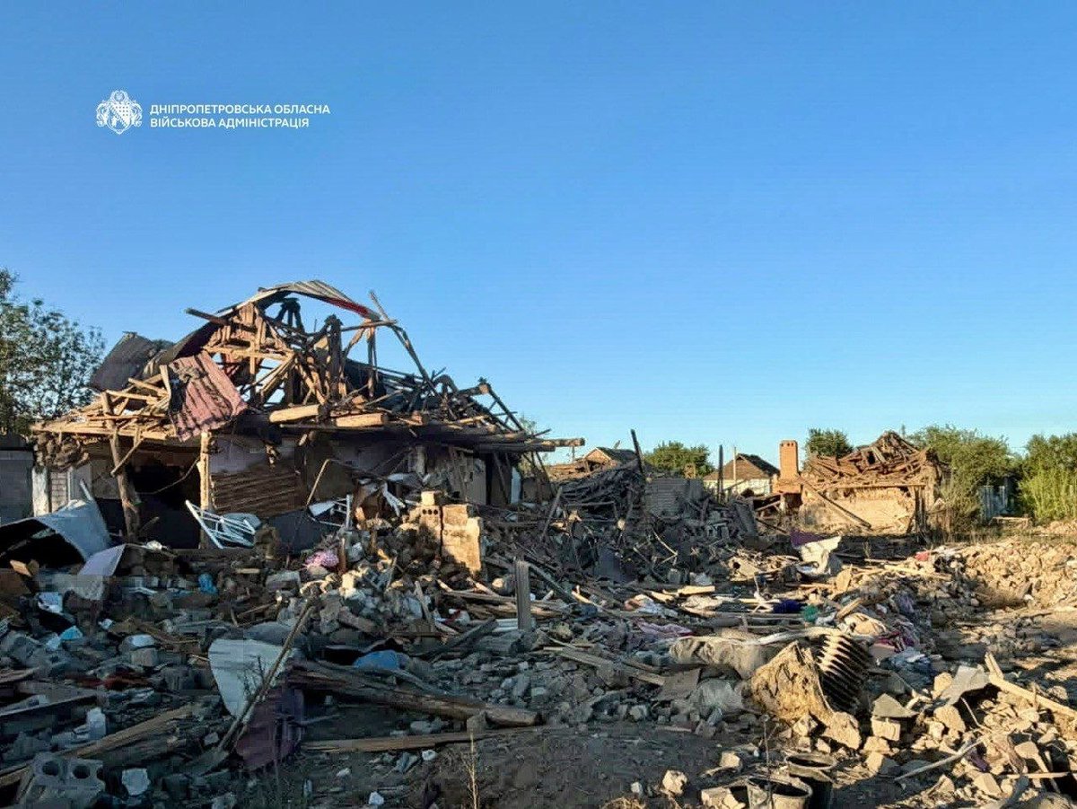 nexta_tv's tweet photo. 💔 A Russian Iskander missile slammed into the home of a large family on the outskirts of Kryvyi Rih, killing six people

The dead include a six-year-old girl, two boys aged 11 and 17, and three adults.

Rescue workers are still searching through the rubble.

These are the ruins of ordinary people's homes. Russia targeted the village with a ballistic missile.