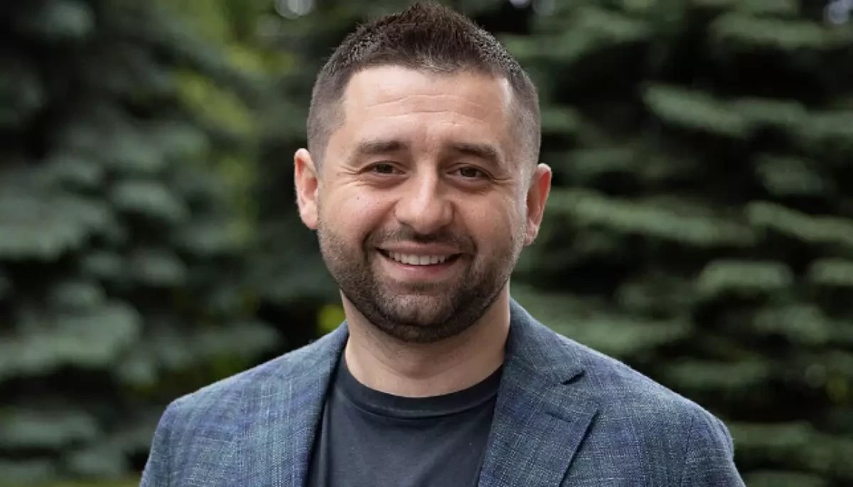 DetectorMedia's tweet photo. 🕵️‍♂️ Ткач заявив про можливу причетність Арахамії до придбання мережі «Труха»

Керівник відділу розслідувань «Української правди» Михайло Ткач із посиланням на джерела заявив, що голова фракції «Слуга народу» Давид Арахамія може бути причетним до придбання мережі телеграм-каналів «Труха».

У коментарі «Детектору медіа» речниця фракції Юлія Палійчук спростувала цю інформацію, заявивши, що вона «абсолютно не відповідає дійсності».

Ткач також заявив, що після ймовірної зміни власника «Труха» почала публікувати матеріали з критикою тодішнього міністра оборони Михайла Федорова. Журналіст вважає, що можливу угоду мають перевірити правоохоронні органи.

https://t.co/6zgUNMgvu2