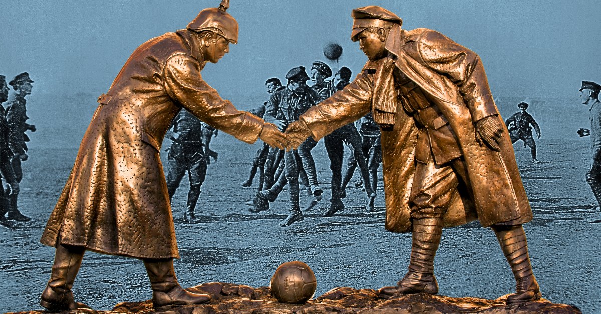 yourmathsphere's tweet photo. Pernah bayangin nggak, sekelas perang dunia, ada suatu kejadian super unik. 

Perang Dunia berhenti hanya untuk semalam, tujuannya mereka ingin merayakan Perayaan Hari Raya Natal. 

Namanya adalah The Christmas Truce (24-25/26 Desember 1914) https://t.co/BBe88GVHR6