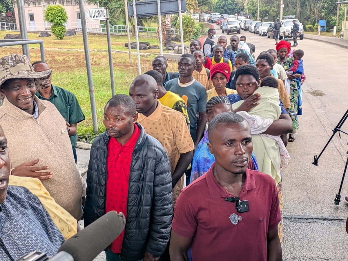 Kivuinfo24's tweet photo. RDC : 39 Congolais de retour au pays déclarent avoir été convaincus et payés par la MONUSCO, avec la complicité du régime de Kinshasa, pour accepter d'être présentés comme des FDLR afin d'être rapatriés au Rwanda.

👇👇👇
https://t.co/nOoZyoquE4 https://t.co/BSsKRkzzZk