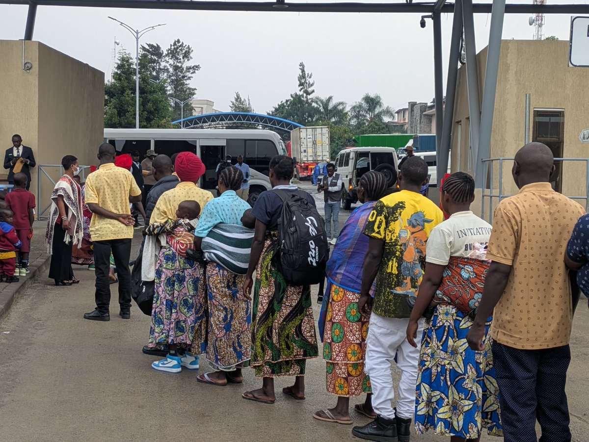 Kivuinfo24's tweet photo. RDC : 39 Congolais de retour au pays déclarent avoir été convaincus et payés par la MONUSCO, avec la complicité du régime de Kinshasa, pour accepter d'être présentés comme des FDLR afin d'être rapatriés au Rwanda.

👇👇👇
https://t.co/nOoZyoquE4 https://t.co/BSsKRkzzZk