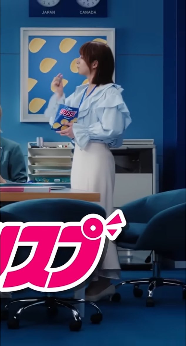 sk75mm's tweet photo. 佐久間さんの女装をずーーーっと待ってたけど
バラエティとかではなくCMなのおもろいし
普通結構がっつりメイクするはずがヘアも服装もナチュラルでこの質感やばいっす。リアル。

筋肉あるのにうまいこと隠して出てる細いとこの色気やべぇ。
わいこんなマーメイドスカート履けんよ。曲線が女。 https://t.co/ggMKvxCtXY