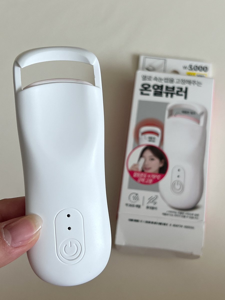 sujiagassi's tweet photo. 다이소 >온열 뷰러< 새로 나왔대서 샀고 개큰 감탄함.

5,000원으로 속눈썹펌 한 사람 됨. https://t.co/GBkjOGtBZU