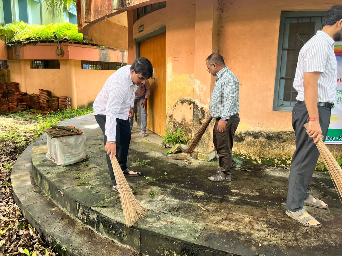 goa_di's tweet photo. स्वच्छता पखवाड़ा – 2026
एमएसएमई विकास एवं सुविधा कार्यालय (DFO), गोवा द्वारा कार्यालय परिसर में स्वच्छता अभियान आयोजित किया गया।

अधिकारियों एवं कर्मचारियों ने स्वच्छता अभियान में सहभागिता की तथा स्वच्छता शपथ लेकर स्वच्छ भारत के प्रति अपनी प्रतिबद्धता दोहराई।
@dcmsmeoffice https://t.co/xscoGafibe