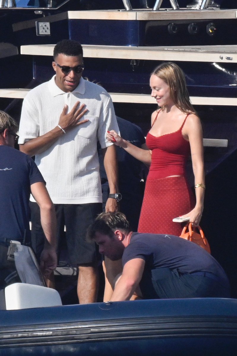 idextratime's tweet photo. 📸 Dengan kekuatan hengpong jadul, jenderal Kylian Mbappe terlihat sedang menikmati liburan dengan pasangannya, Ester Exposito 😁🥰 https://t.co/5Ajo4dMUJu