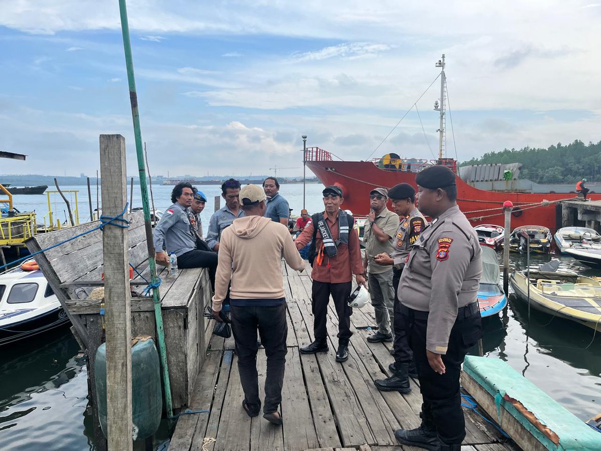 Humas439's tweet photo. 🚔 Patroli KRYD, Wujud Nyata Polisi Hadir untuk Masyarakat!

Personel Polsek Balikpapan Barat melaksanakan Patroli Cipta Kondisi dan KRYD dengan menyasar sejumlah titik di wilayah hukumnya. Petugas memberikan edukasi kamtibmas.

#PolriPresisi #PolrestaBalikpapan https://t.co/kq8SjRlZVP