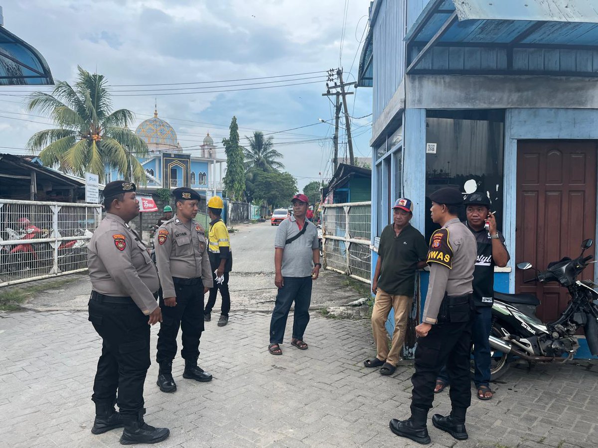 Humas439's tweet photo. 🚔 Patroli KRYD, Wujud Nyata Polisi Hadir untuk Masyarakat!

Personel Polsek Balikpapan Barat melaksanakan Patroli Cipta Kondisi dan KRYD dengan menyasar sejumlah titik di wilayah hukumnya. Petugas memberikan edukasi kamtibmas.

#PolriPresisi #PolrestaBalikpapan https://t.co/kq8SjRlZVP