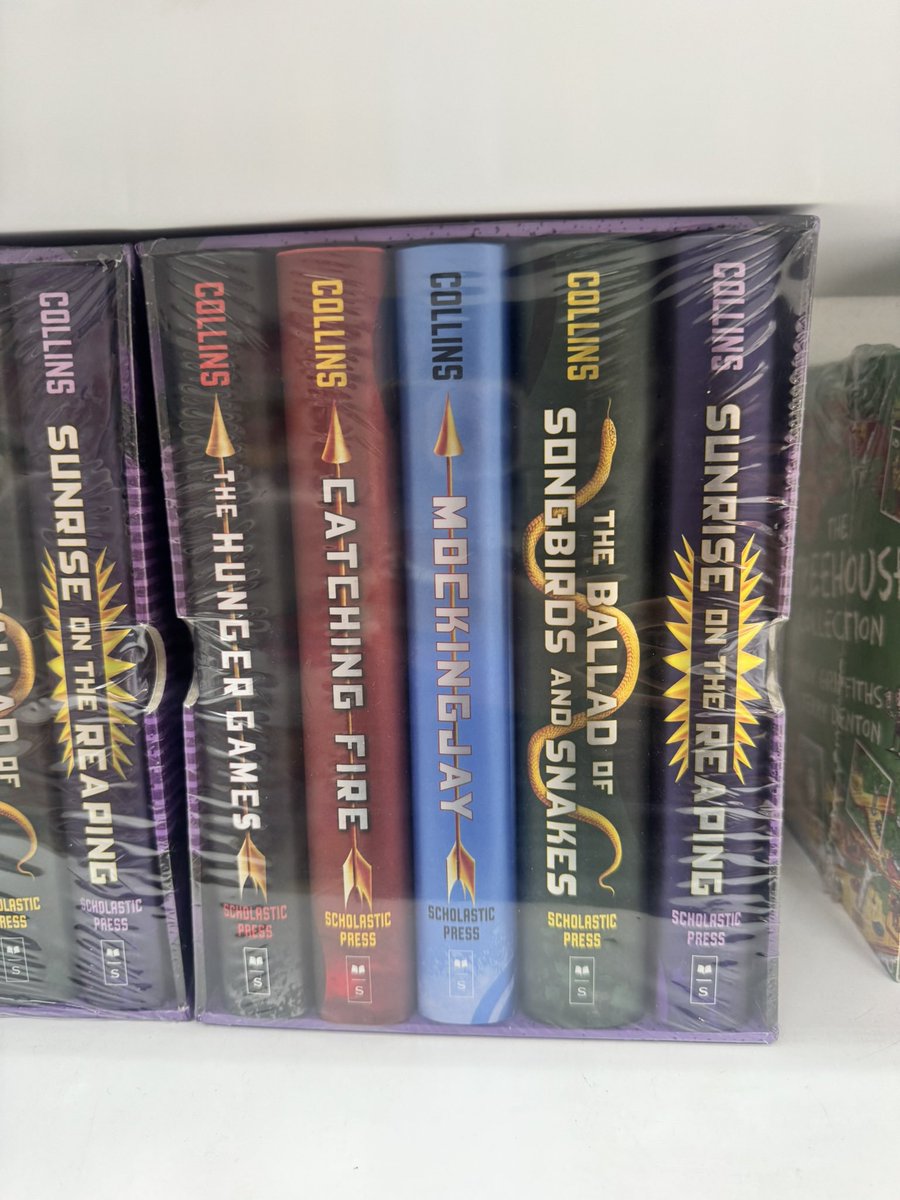eliyaht's tweet photo. Kapaliton kaayo ko sa book set. Peroooo. Nangita ug special editions hahahaha https://t.co/qqdnD268KT