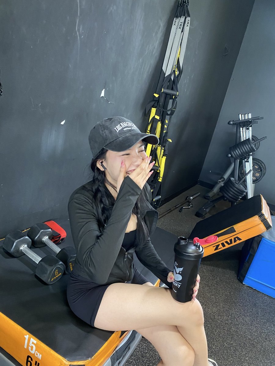 Moly_212224's tweet photo. เป็นผญอย่าลืมดูแลน้องสาวตัวเองนะ เพราะปัจจุบันเราทำกิจกกรรมกันเยอะ สมดุลชีวิตมีแล้ว สมดุลน้องสาวก็ต้องมาน้าาา สาวๆ รู้จักตัวนี้แน่ Ririko อันนี้เป็นสบู่ล้างนส. ลดความอับชื้่น ป้องกันแบคทีเรีย และยับยั้งกลิ่นใดๆ เราใช้มาสองขวดละ #RirikoWash #ป้ายยา #รีวิวจริง https://t.co/d12dSRx9fD
