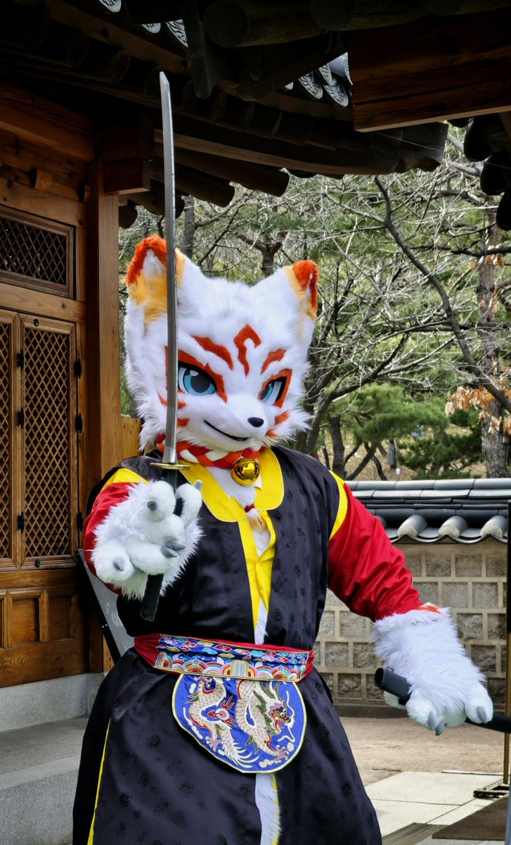 LEF_fursuit's tweet photo. 이 자를 여우라 칭하는 자들은
즉시 ⚔️처형⚔️할 것이다!!

#FursuitEveryday #레프는여우가아니야 https://t.co/xcyIvL1r3C