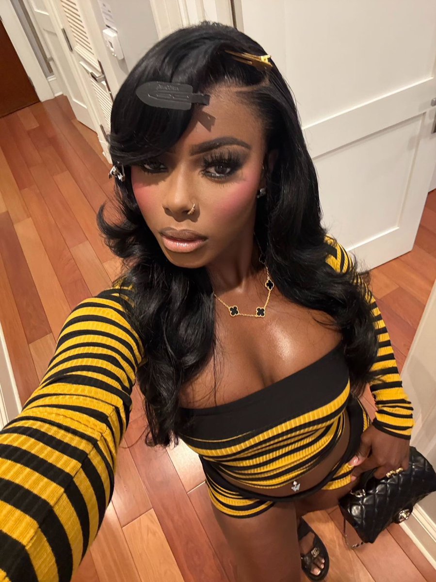 TheRichEra's tweet photo. Hot girls shop here 🐝 https://t.co/xudZcFg46h