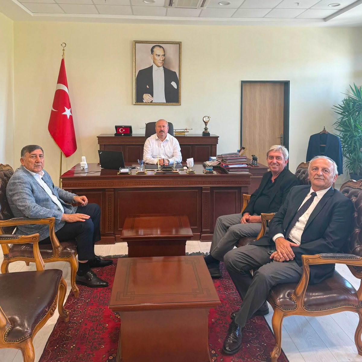 BalikesirTB's tweet photo. Yönetim Kurulu Başkanımız Sayın Mehmet Çetin, Yönetim Kurulu Üyemiz Sayın Ali Özcan ve Genel Sekreterimiz Sayın Altuğ Suğür; Altıeylül Kaymakamlığı görevine atanan Sayın Gökhan Gürbüzerol’u makamında ziyaret etti. https://t.co/VI4r1cbFK6