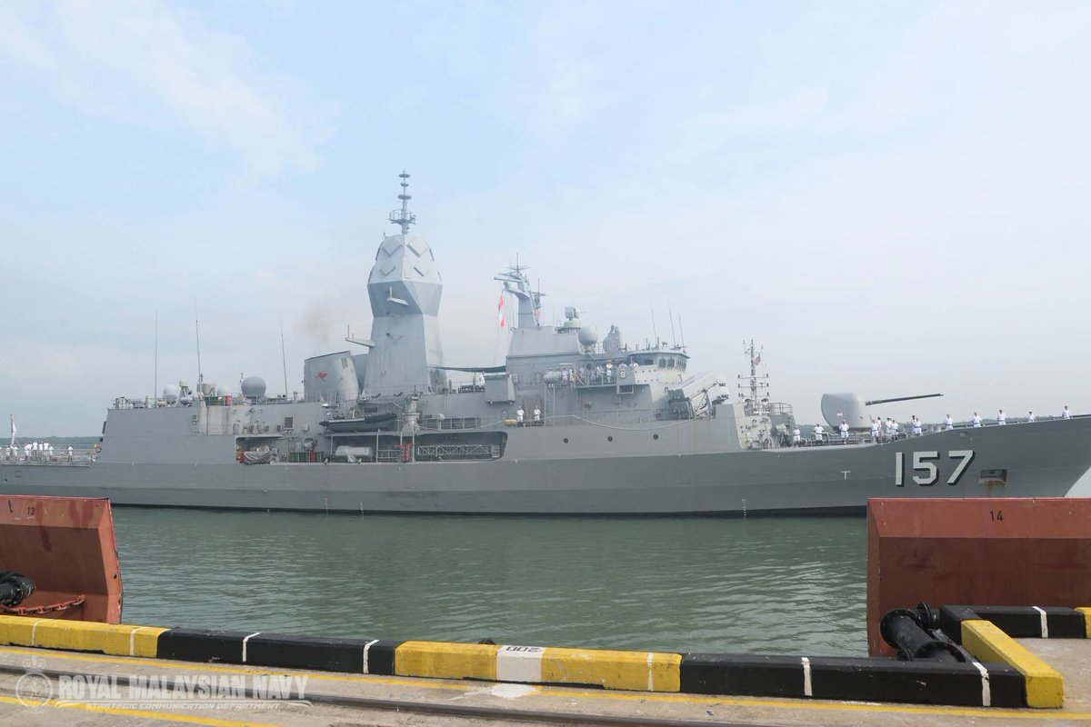 MalaysiaMonitor's tweet photo. 𝟮𝟵 𝗝𝘂𝗹 | HMAS Perth, an Anzac-class frigate of the Royal @Australian_Navy (RAN) alongside at Port Klang Cruise Terminal.

Port Klang, Selangor.
Src - TLDM https://t.co/1GroQ9hoHO