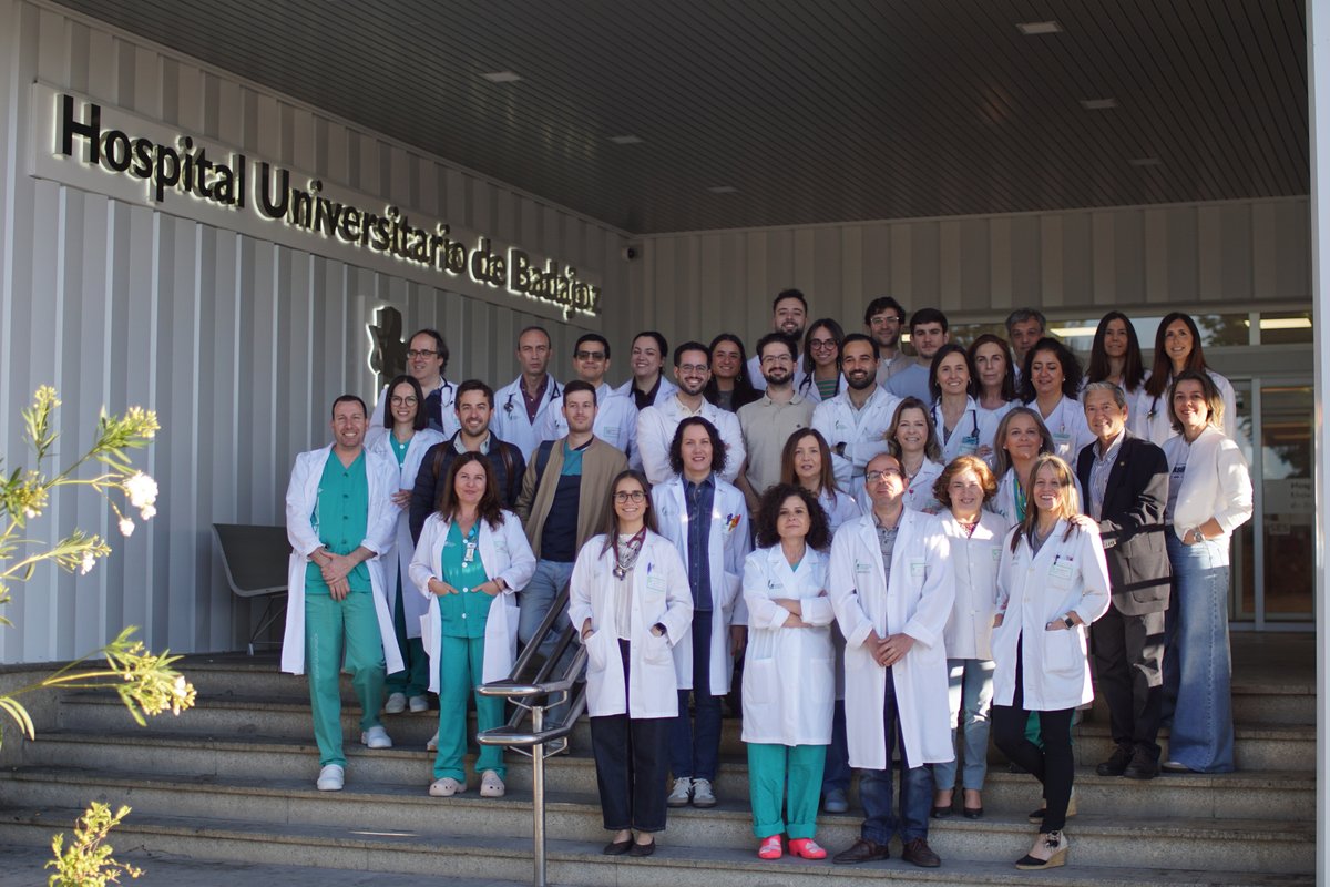 cextremadura's tweet photo. 🎉❤️ Un hito para la sanidad extremeña.

El Hospital Universitario de Badajoz supera las 1.000 implantaciones de válvula aórtica por catéter y alcanza ya las 1.086 intervenciones. Una técnica que evita abrir el tórax y que ha cambiado la vida de cientos de pacientes, consolidando al centro como referente en cardiología intervencionista https://t.co/49FlrdaJe3