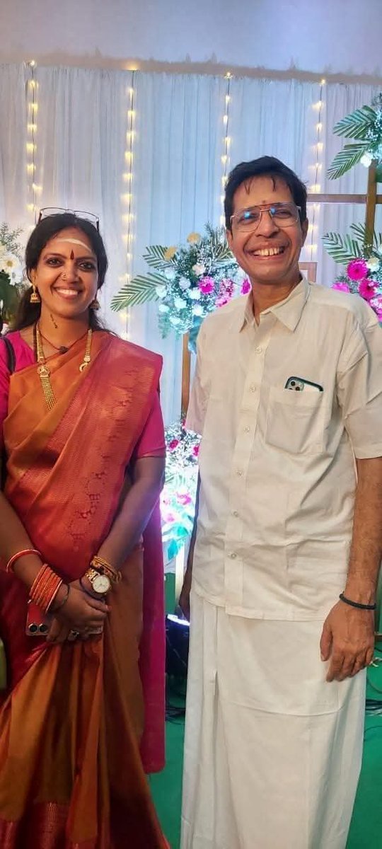 Sumamega's tweet photo. பேராசிரியர் காமகோடி மற்றும் அவரது தந்தை பேராசிரியர் வீழிநாதன் இருவருக்குமே நான் நன்கு அறிமுகமானவன். 

காமகோடி பற்றி எனக்கு வந்த ஒரு கருத்தைப் பகிர்கிறேன்.

 பாராளுமன்றத்தில் பிரியங்கா வாத்ரா காமகோடி குறித்து கூறிய "கோமூத்ரா" (Goumuthra) கருத்தைப் பற்றிய என் பதிவுக்குக் கிடைத்த பதில் இது.

1980-ஆம் ஆண்டு கோடைக்காலம். மயிலாப்பூரில் உள்ள ஒரு எளிய வீட்டின் முற்றத்தில் ஏழாம் வகுப்பு படிக்கும் ஒரு சிறுவன் மனவேதனையுடன் நின்று கொண்டிருந்தான்.

 உள்ளூர் கிரிக்கெட் போட்டியில் வேகப்பந்து (Fast Bouncer) அவன் அணிந்திருந்த கண்ணாடியை உடைத்துவிட்டது.

 அதனால் அவனது பார்வைக்கு ஏதாவது ஆகிவிடுமோ என்று பயந்த அவனது தந்தை, புகழ்பெற்ற சமஸ்கிருத தர்க்கவியலாளர், அந்தச் சிறுவனின் கிரிக்கெட் மட்டையை ஆழமான கிணற்றுக்குள் எறிந்தார்.

"உன் கிரிக்கெட் வாழ்க்கை இத்துடன் முடிந்தது," என்று கூறிவிட்டு, ஒரு வயலினை அவன் கையில் கொடுத்தார்.

"துல்லியத்தை (Precision) கற்றுக்கொள்ள விரும்பினால், இதில்தான் தேர்ச்சி பெறு."

அந்தச் சிறுவன் கோபப்படவில்லை. தனது முழு கவனத்தையும் வயலின் இசையில் செலுத்தினான்.

 கடுமையாகப் பயிற்சி பெற்று, பின்னர் இசை உலகின் ஜாம்பவான்களுடன் மேடையேறி வாசிக்கும் அளவிற்கு உயர்ந்தான்.

 பாரத ரத்னா எம். எஸ். சுப்புலட்சுமி அவர்களிடமிருந்தே நேரடியாக ஆலோசனைகளையும் திருத்தங்களையும் பெற்றான்.

ஐந்து ஆண்டுகள் கழித்து, அவனுக்கு மீண்டும் ஒரு பெரிய ஏமாற்றம் ஏற்பட்டது. IIT-JEE தேர்வில் தேர்ச்சி பெற முடியவில்லை.

ஆனால் அவன் மனம் தளரவில்லை. ஒரு பிராந்திய பொறியியல் கல்லூரியில் சேர்ந்தான். 

கணினி அறிவியலின் அடிப்படை தர்க்க அமைப்புகளை (Logic Gates) ஆழமாகக் கற்றான். பின்னர் முதுநிலை ஆராய்ச்சியாளராக IIT மதராசில் சேர்ந்தான்.

 முனைவர் பட்டம் (PhD) பெற்றான். அதே கல்வி நிறுவனத்தில் பேராசிரியராக பணியாற்றி, இறுதியில் ஒருகாலத்தில் தன்னை நிராகரித்த அதே நிறுவனத்தின் இயக்குநராக உயர்ந்தான்.

2011-ஆம் ஆண்டில், உலகம் முழுவதும் நுகர்வோர் பயன்பாட்டு மொபைல் செயலிகளை உருவாக்கிக் கொண்டிருந்த நேரத்தில், இந்தப் பேராசிரியர் இந்தியாவின் ஒரு மறைந்திருந்த தேசியப் பாதுகாப்பு பலவீனத்தைப் பற்றி சிந்தித்தார்.

இந்தியாவின் ரேடார்கள், போர் விமானங்கள், வங்கிச் சேவையகங்கள் (Banking Servers), பாதுகாப்பு அமைப்புகள் அனைத்தும் வெளிநாடுகளில் வடிவமைக்கப்பட்ட மைக்ரோபிராசஸர்களைச் சார்ந்திருந்தன.

அவரது மனதில் ஒரே ஒரு கேள்வி:
"ஒரு வெளிநாட்டு சிப்பை (Chip) நாம் செய்ய வேண்டியதைச் செய்கிறதா என்று சோதிக்க முடியும்.

 ஆனால், போர்காலத்தில் அது நாம் விரும்பாத வேறு ஏதாவது செயலைச் செய்யாது என்று உறுதியாகச் சொல்ல முடியுமா?"

இதற்குத் தீர்வாக, முழுமையாக இந்தியாவில் வடிவமைக்கப்பட்ட, தொழில்துறை தரமான (Industrial Grade) ஒரு மைக்ரோபிராசஸரை அடிப்படையிலிருந்து உருவாக்கும் திட்டத்தை முன்வைத்தார்.

உலகின் முன்னணி தொழில்நுட்ப நிறுவனங்கள், "பல பில்லியன் டாலர் முதலீடும், மிகப்பெரிய கட்டமைப்பும், ஏராளமான வெளிநாட்டு காப்புரிமைகளும் இல்லாமல் இது சாத்தியமில்லை" என்று கூறின.

ஆனால் அவர் அதைப் பொருட்படுத்தவில்லை.
சிறிய ஆய்வகங்களில், நீண்ட நேர உழைப்புடன், தனது குழுவுடன் இணைந்து Open Source RISC-V Instruction Set-ஐ பயன்படுத்தினார். ஒவ்வொரு Logic Gate-ஐயும் கைமுறையாக வடிவமைத்து, Silicon Layout-களை உருவாக்கி, கோடிக்கணக்கான Instruction Cycle-களைச் சோதித்து உறுதிப்படுத்தினர்.

2018-ஆம் ஆண்டு ஜூலை மாதம், "Risecreek" என்ற குறியீட்டுப் பெயருடைய வெறும் 16 சதுர மில்லிமீட்டர் அளவுள்ள சிலிக்கான் சிப் ஆய்வகத்திற்குத் திரும்பி வந்தது.
அந்தச் சிப்பை இணைத்து மின்சாரத்தை இயக்கியபோது, திரையில் மெல்ல மின்னியபடி Linux Operating System, வரலாற்றில் முதல் முறையாக 100% இந்தியாவில் வடிவமைக்கப்பட்ட சிலிக்கானில் வெற்றிகரமாக இயங்கத் தொடங்கியது.

இன்று, அவரது SHAKTI Processor Architecture, பாதுகாப்புத் தகவல் தொடர்பு அமைப்புகள் முதல், ISRO உடன் இணைந்து உருவாக்கப்பட்ட விண்வெளித் தரக் கட்டுப்பாட்டு அமைப்புகள் வரை பல்வேறு துறைகளில் பயன்பட்டு வருகிறது.

ஒரு காலத்தில், தந்தை கிரிக்கெட் மட்டையை கிணற்றுக்குள் எறிந்த அந்தச் சிறுவன்...

1985-இல் IIT-JEE தேர்வில் தோல்வியடைந்த அந்த மாணவன்...

IIT இயக்குநருக்கான அதிகாரப்பூர்வ இல்லத்தில் குடியேறாமல், தனது மறைந்த தந்தையின் அரிய சமஸ்கிருத நூலகத்தைப் பாதுகாக்க குடும்ப வீட்டிலேயே வாழத் தேர்ந்தெடுத்த அந்த வயலின் கலைஞர்...

அவர்தான் பேராசிரியர் வீழிநாதன் காமகோடி.

- திரு.A.P. Irungovel அவர்கள் பதிவு!🙏🏻
