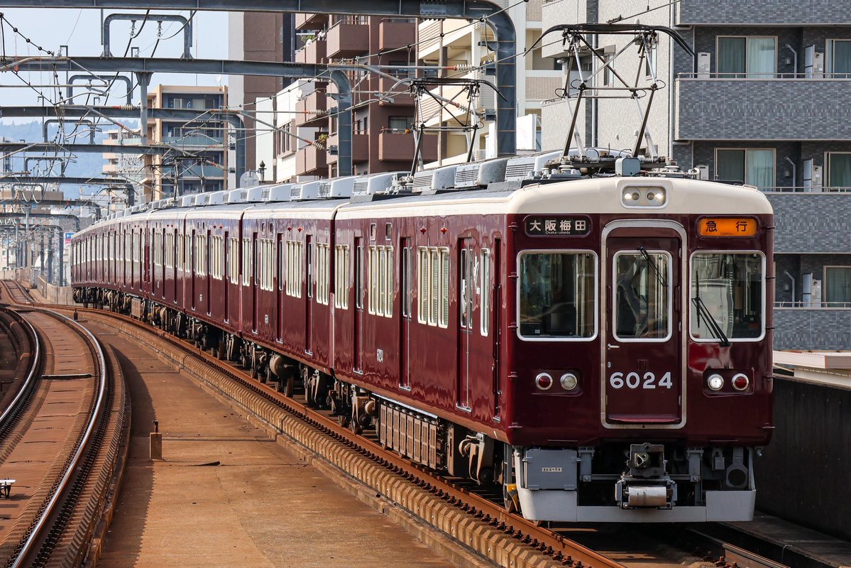 tetsusha's tweet photo. 阪急宝塚線
6024F+6008F 本線運用

岡町の切り位置立ち位置むずすぎて泣きそう https://t.co/dJ0F52U8im