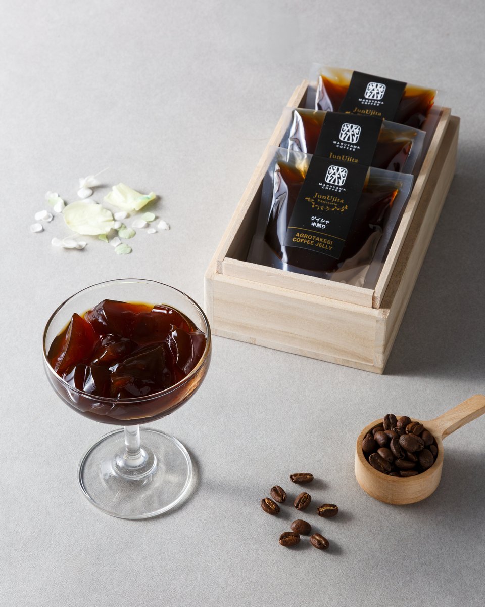 MARUYAMA_COFFEE's tweet photo. 希少なアグロタケシ ゲイシャを使用した
『アグロタケシ ゲイシャ コーヒーゼリー』

世界最高峰クラスのコーヒーとして知られる「アグロタケシ ゲイシャ」を贅沢に使用し、目黒区碑文谷の「パティスリー ジュンウジタ」宇治田シェフと共に素材の持つ味わいを最大限に活かしたシングルオリジンコーヒーゼリーに仕上げました。
ゲイシャらしいジャスミンのような華やかなアロマをゼリーでお楽しみください。